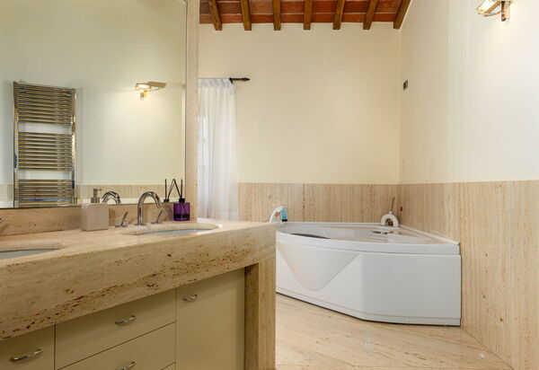 Podere Il Pozzangone, Lucignano: Autumn, Bathroom, Spring, Summer