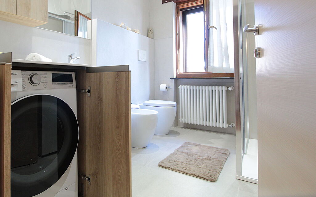 House Angy: Autumn, Bathroom, Room Detail, Spring, Summer