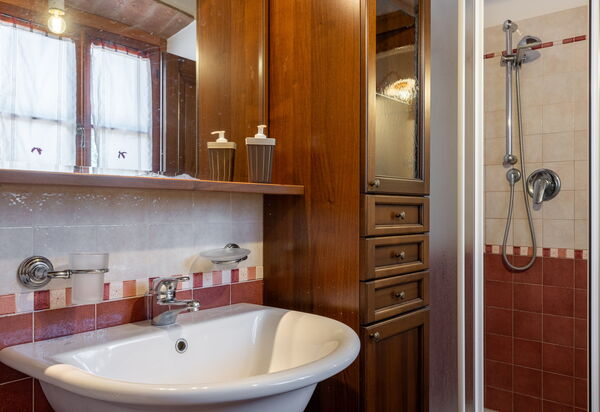 Il Cipresso, Casa Lucia, Cortona: Autumn, Bathroom, Spring, Summer