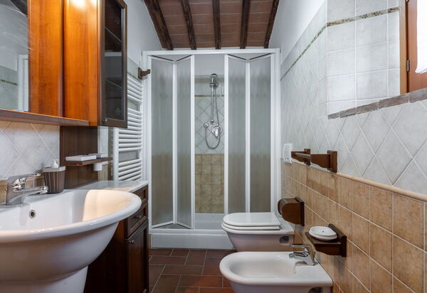 Il Cipresso, Casa Lucia, Cortona: Autumn, Bathroom, Spring, Summer