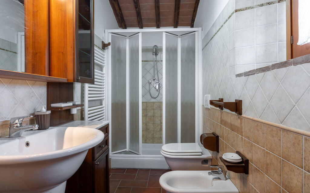 Il Cipresso, Casa Lucia, Cortona: Autumn, Bathroom, Spring, Summer