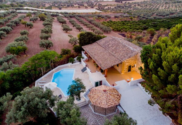 Villa Chiaramonte Gulfi: Autumn, Balcony / Terrace / Patio, Garden, Pool, Spring, Summer