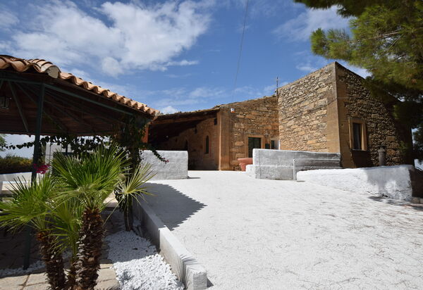 Villa Chiaramonte Gulfi: Autumn, Main Entrance, Spring, Summer