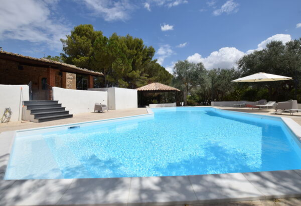 Villa Chiaramonte Gulfi: Autumn, Balcony / Terrace / Patio, Garden, Pool, Spring, Summer