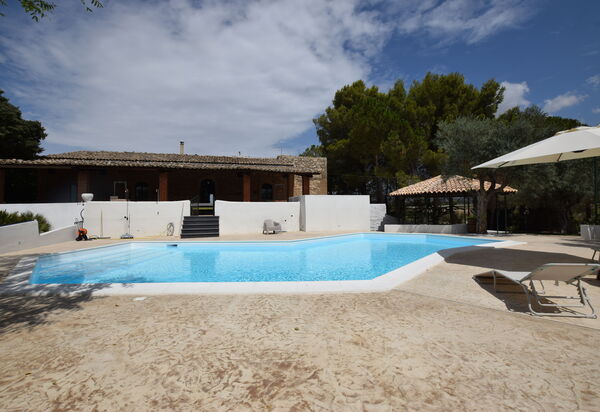 Villa Chiaramonte Gulfi: Autumn, Balcony / Terrace / Patio, Garden, Pool, Spring, Summer
