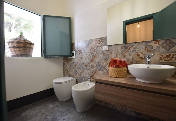 Villa Chiaramonte Gulfi: Autumn, Bathroom, Spring, Summer