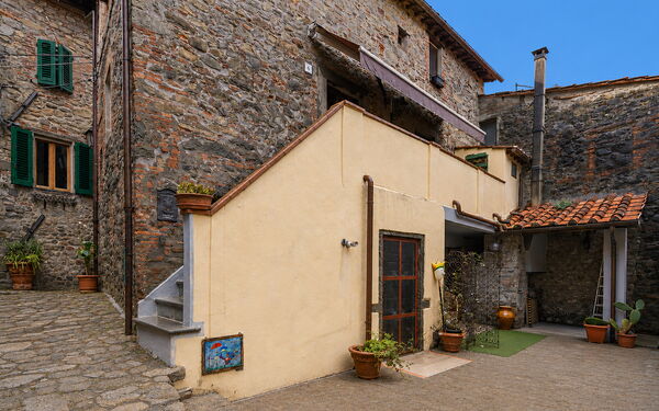 La Casa del Grillo Parlante: Autunno, Entrata Principale, Estate, Primavera