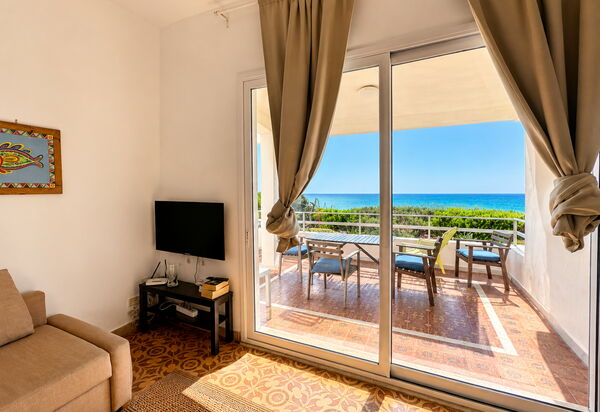 Punta Braccetto Fronte Mare: Autumn, Kitchen, Living Room, Spring, Summer