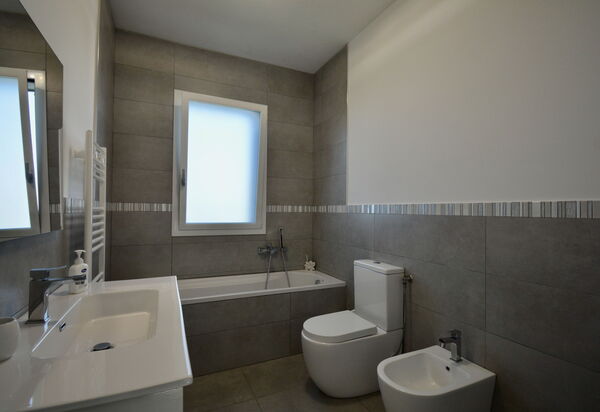 Rari House: Autumn, Bathroom, Spring, Summer