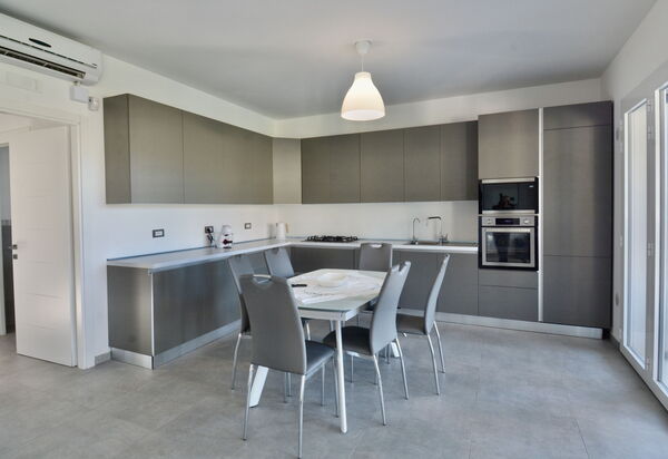 Rari House: Autumn, Kitchen, Living Room, Spring, Summer