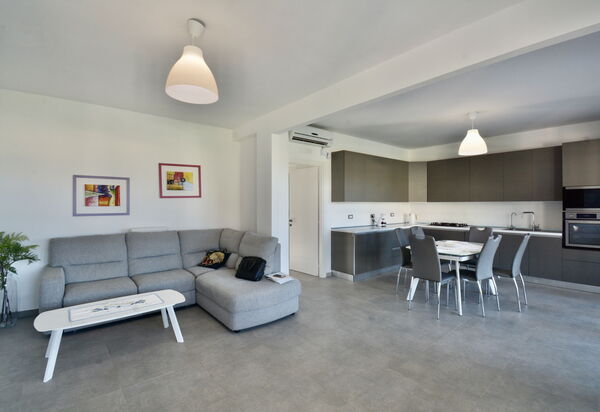 Rari House: Autumn, Kitchen, Living Room, Spring, Summer