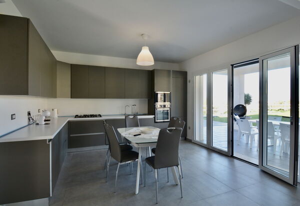 Rari House: Autumn, Kitchen, Living Room, Spring, Summer