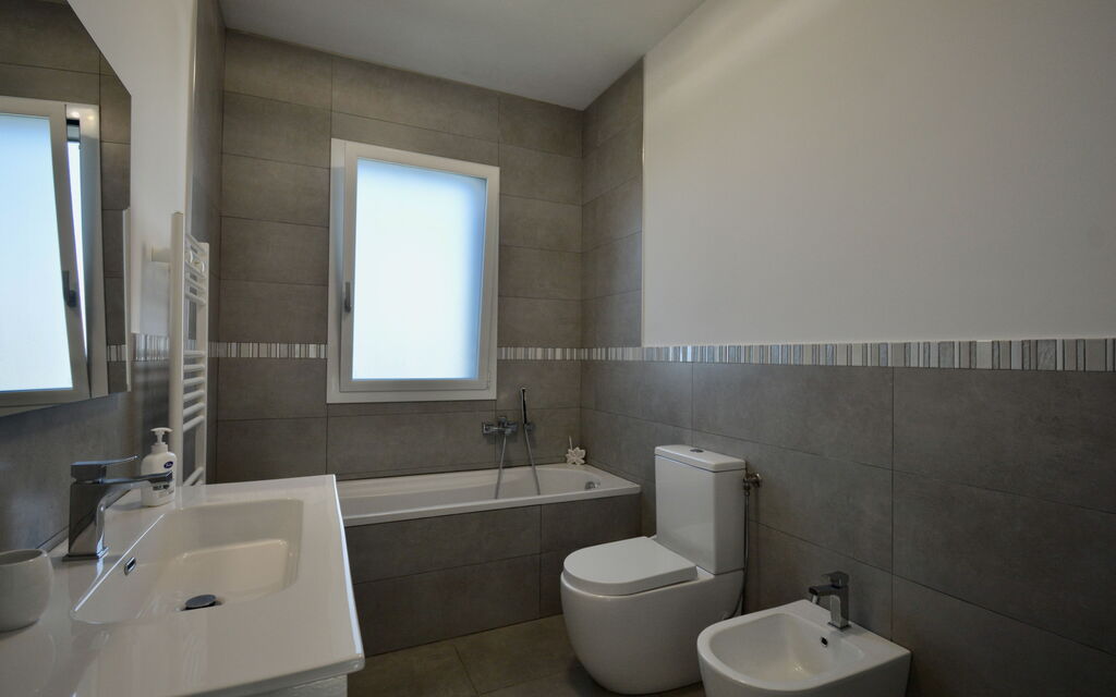 Rari House: Autumn, Bathroom, Spring, Summer