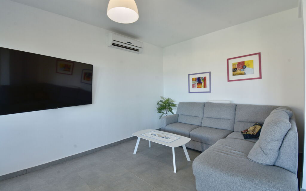Rari House: Autumn, Kitchen, Living Room, Spring, Summer