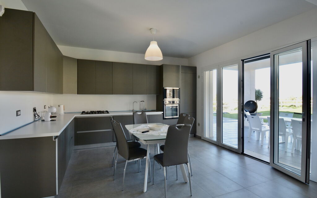 Rari House: Autumn, Kitchen, Living Room, Spring, Summer