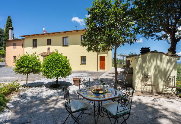 Villa i Fiori: all'aperto, Entrata Principale, Esterni