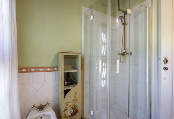 Villa Santa Barbara: Autumn, Bathroom, Spring, Summer