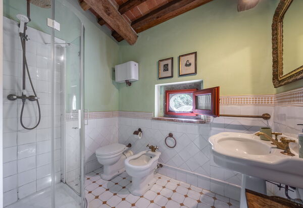 Villa Santa Barbara: Autumn, Bathroom, Spring, Summer