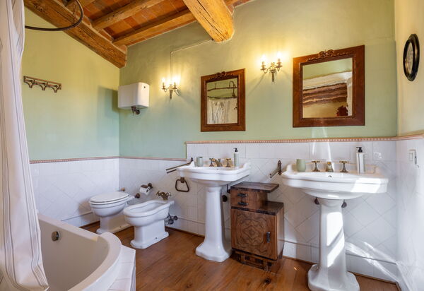 Villa Santa Barbara: Autumn, Bathroom, Spring, Summer