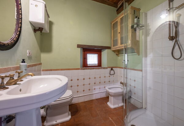 Villa Santa Barbara: Autumn, Bathroom, Spring, Summer