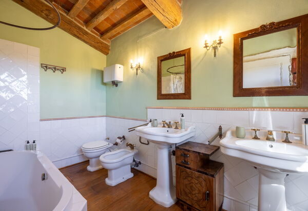 Villa Santa Barbara: Autumn, Bathroom, Spring, Summer