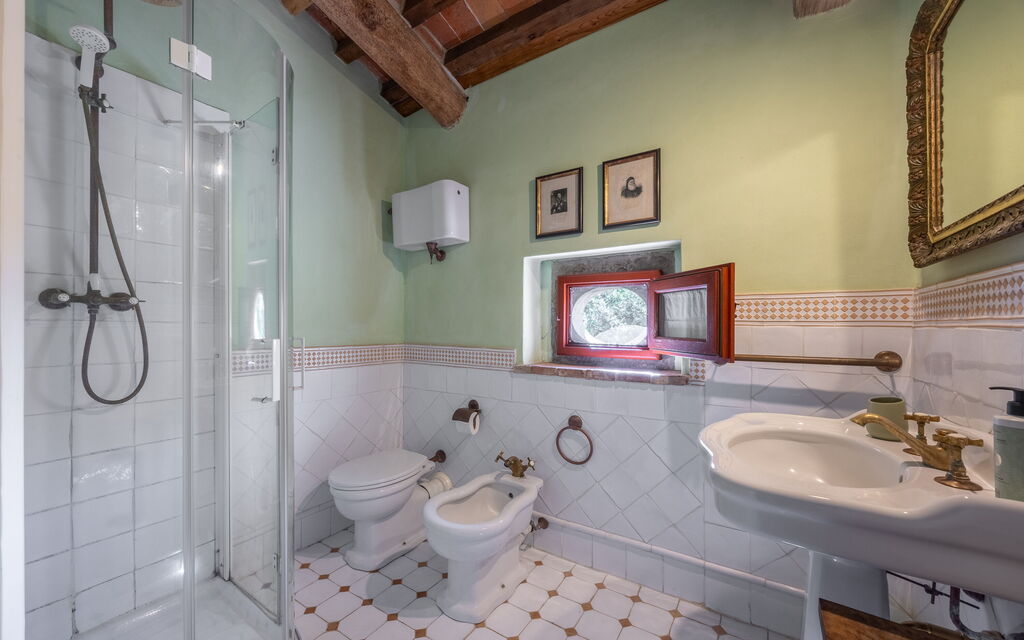 Villa Santa Barbara: Autumn, Bathroom, Spring, Summer