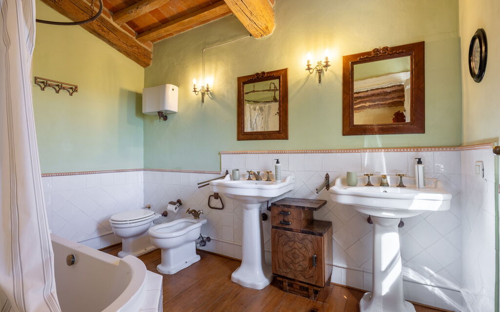 Villa Santa Barbara: Autumn, Bathroom, Spring, Summer