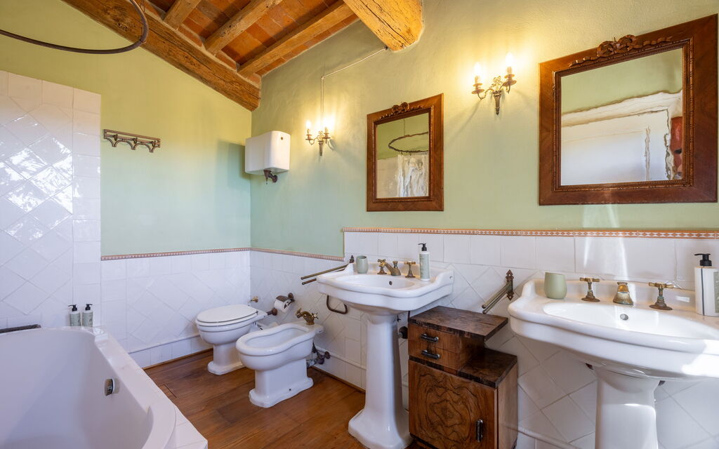 Villa Santa Barbara: Autumn, Bathroom, Spring, Summer