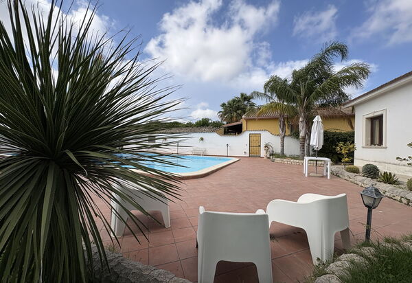 Villa Cigno Reale: Autumn, Balcony / Terrace / Patio, Garden, Pool, Spring, Summer