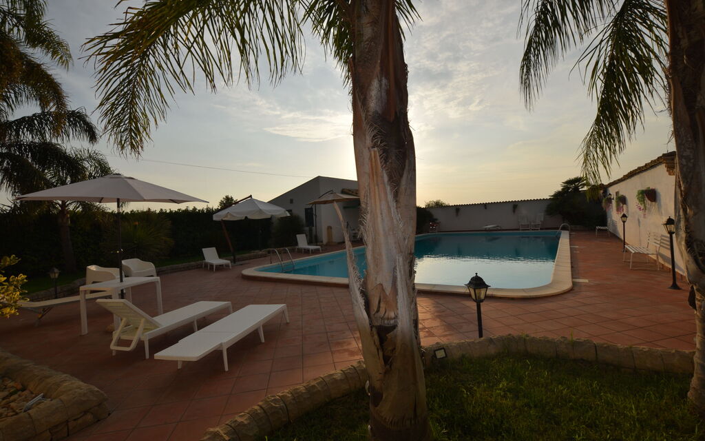 Villa Cigno Reale: Autumn, Garden, Pool, Spring, Summer