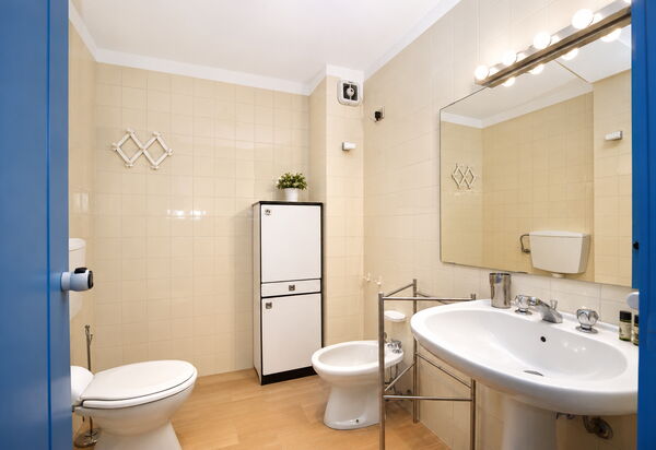 La Casa di Luigi: Autumn, Bathroom, Spring, Summer
