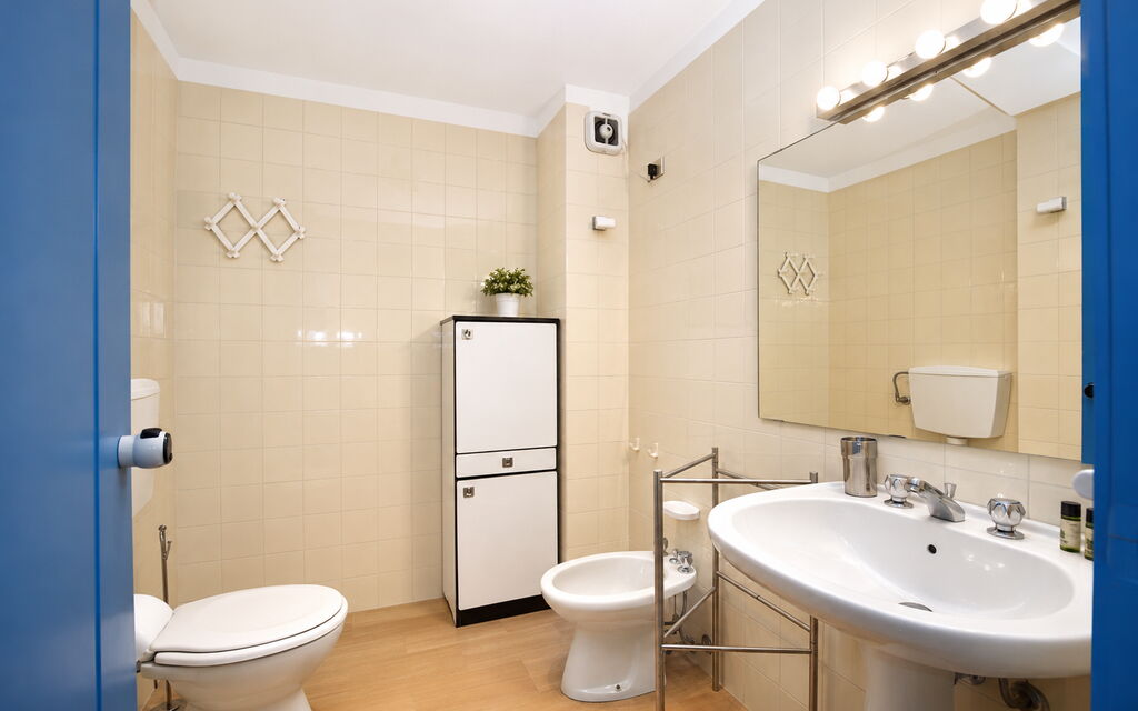 La Casa di Luigi: Autumn, Bathroom, Spring, Summer