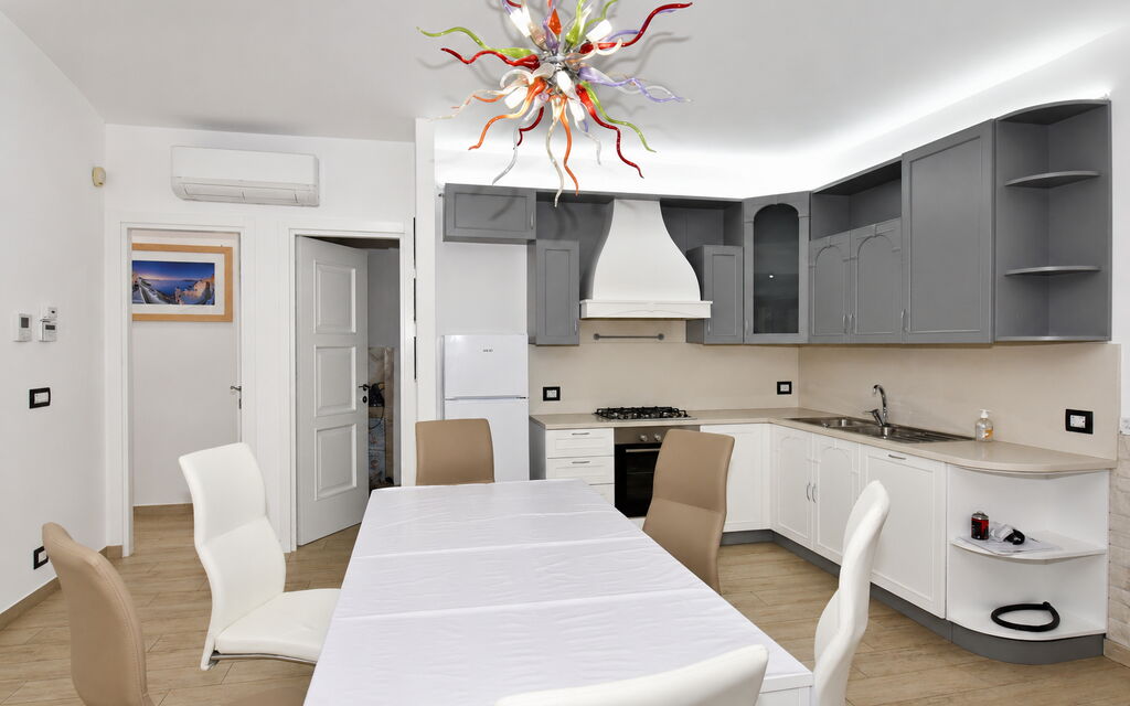 Villa Monaco: Autumn, Kitchen, Spring, Summer