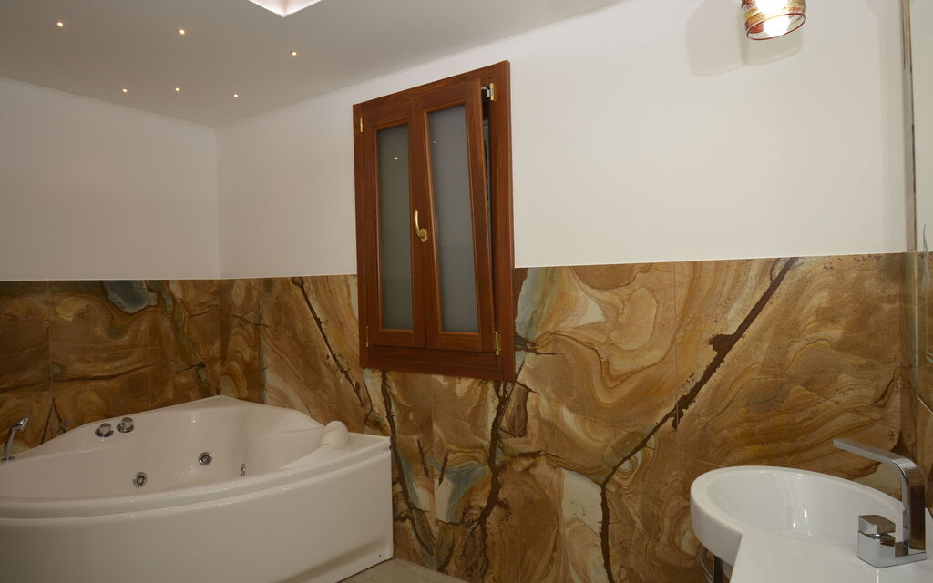 Villa Monaco: Autumn, Bathroom, Spring, Summer