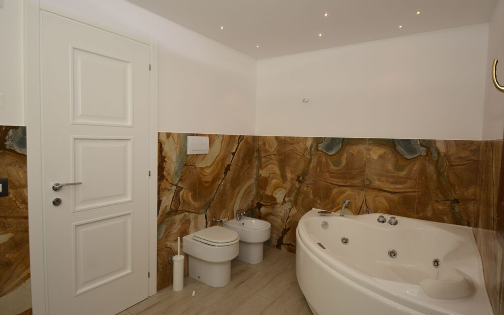 Villa Monaco: Autumn, Bathroom, Spring, Summer