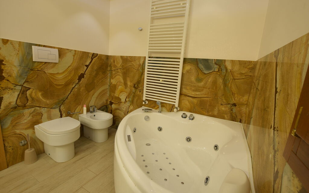 Villa Monaco: Autumn, Bathroom, Spring, Summer