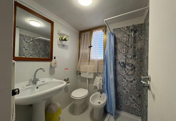 Villa Gloria: Autumn, Bathroom, Spring, Summer