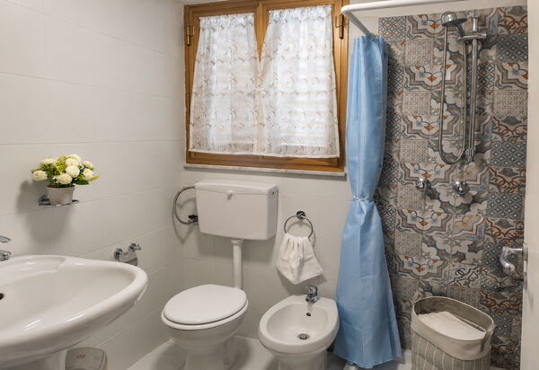 Villa Gloria: Autumn, Bathroom, Spring, Summer