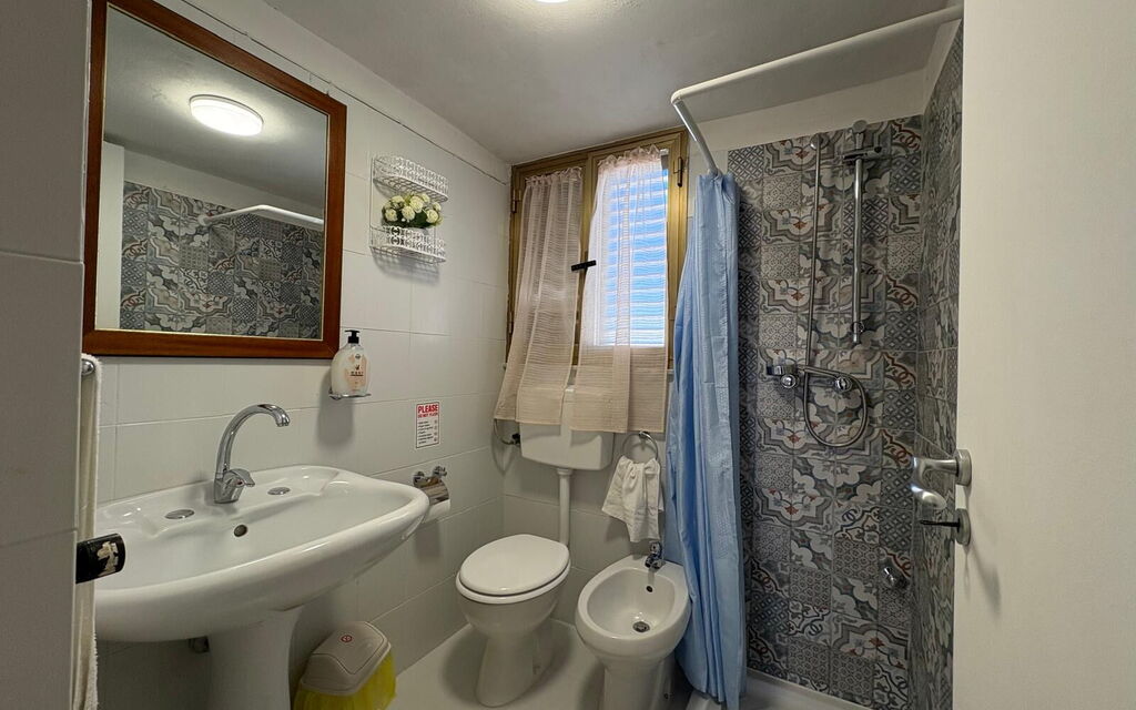 Villa Gloria: Autumn, Bathroom, Spring, Summer