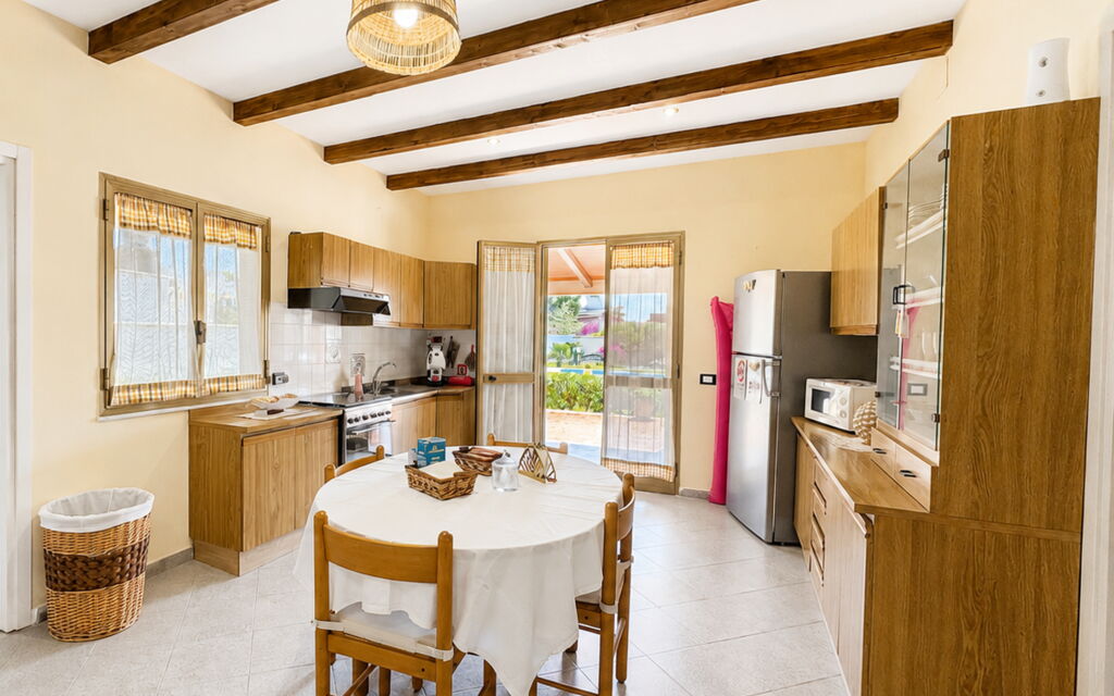 Villa Gloria: Autumn, Kitchen, Living Room, Spring, Summer