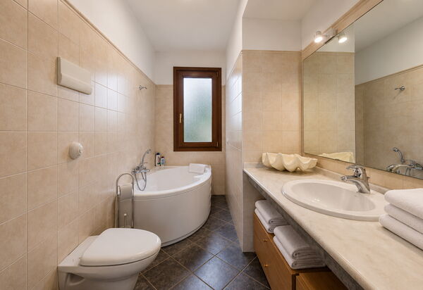 Villa Don Pino: Autumn, Bathroom, Spring, Summer