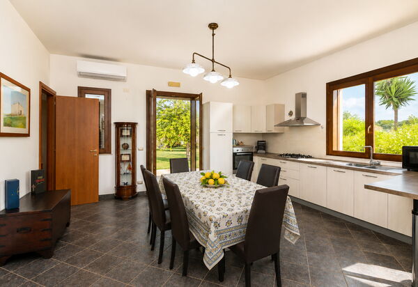 Villa Don Pino: Autumn, Living Room, Spring