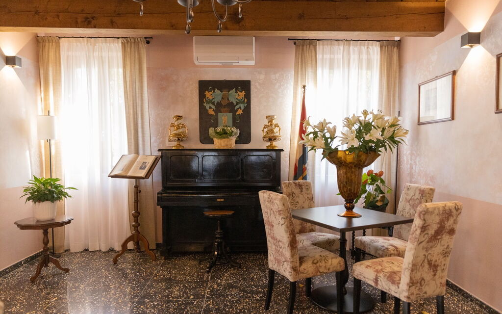 Villa Mirandola: Autunno, Dettagli della stanza, Estate, Primavera