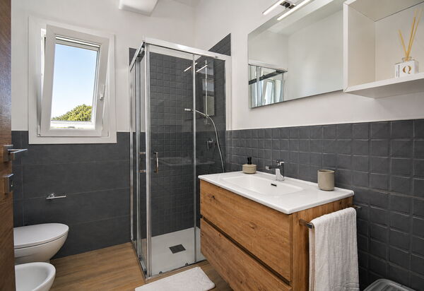 Villa Blue: Autumn, Bathroom, Spring, Summer