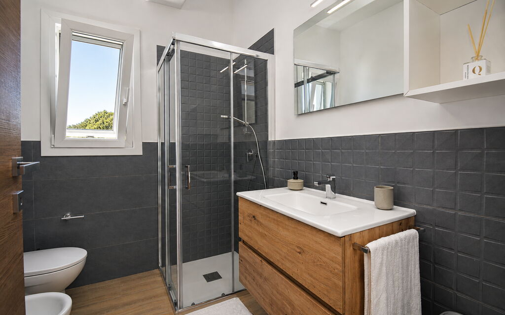 Villa Blue: Autumn, Bathroom, Spring, Summer