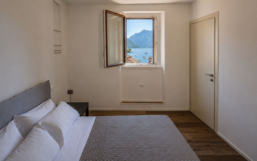 Next Comacina, Lago di Como with Garage: Autumn, Bedroom, Spring, Summer