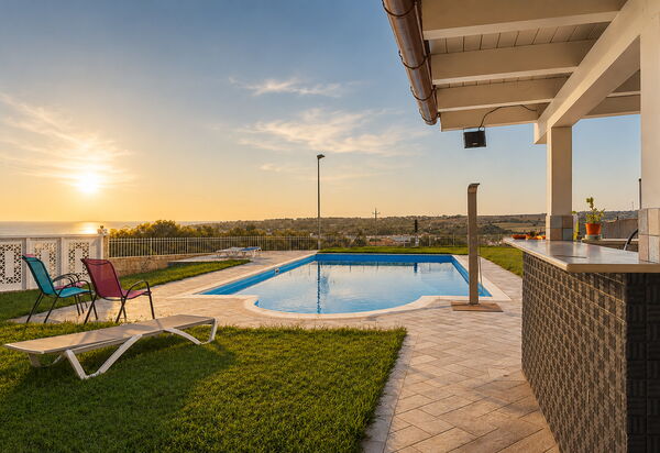 Villa Sara: Autumn, Building Exterior, Pool, Spring, Summer