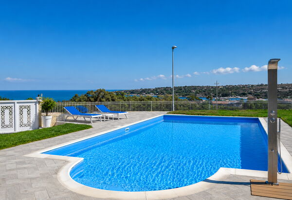 Villa Sara: Autumn, Building Exterior, Pool, Spring, Summer
