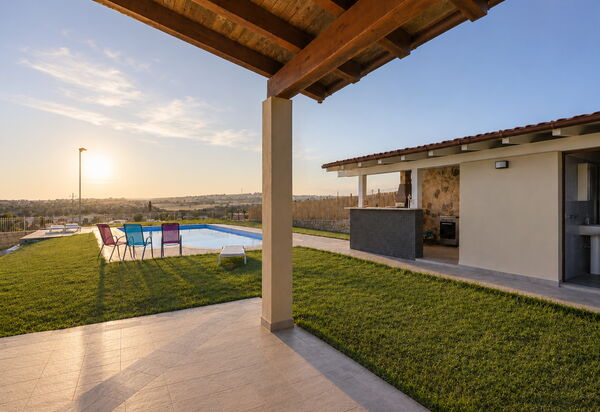 Villa Sara: Autumn, Building Exterior, Pool, Spring, Summer