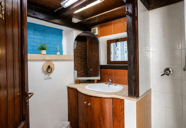 Casa Dafne: Autumn, Bathroom, Spring, Summer
